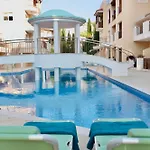 With Private Terrace & Pool Access - Free Parking Apartment *