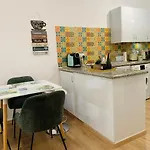 Apartment With Private Terrace & Pool Access - Free Parking *