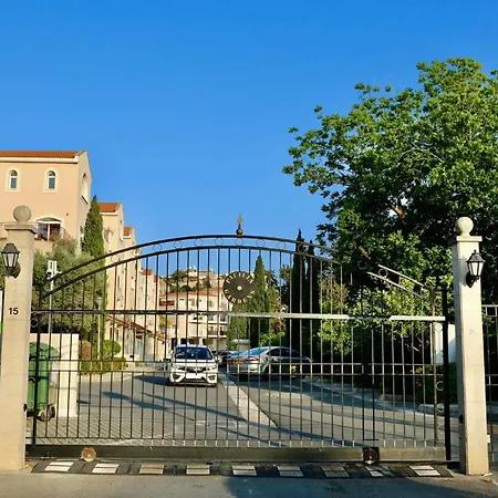 With Private Terrace & Pool Access - Free Parking Apartment *