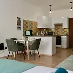 With Private Terrace & Pool Access - Free Parking Apartment