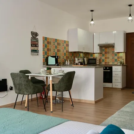 With Private Terrace & Pool Access - Free Parking Apartman