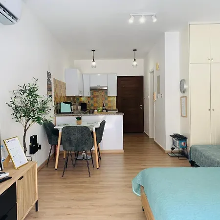 Apartman With Private Terrace & Pool Access - Free Parking Paphos
