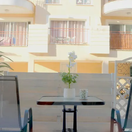 With Private Terrace & Pool Access - Free Parking Apartman Paphos