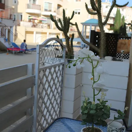 With Private Terrace & Pool Access - Free Parking Apartman