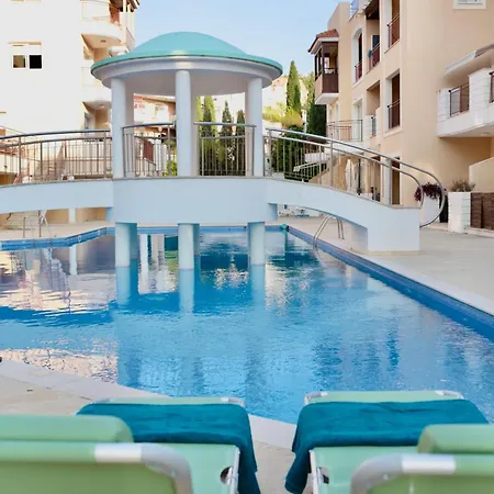 With Private Terrace & Pool Access - Free Parking Apartament *